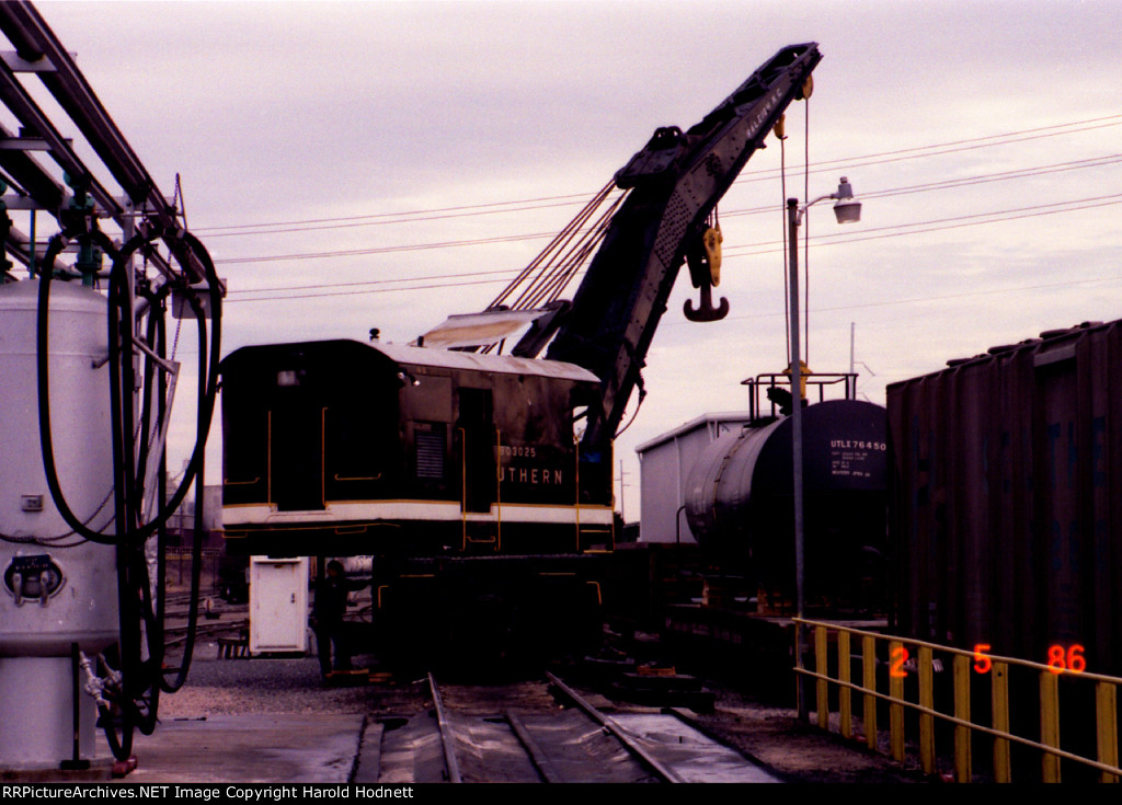 SOU 903025 works on loading a car